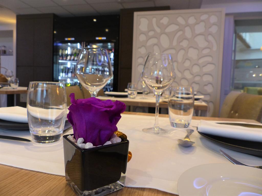 The Originals Boutique, Hotel Le Lion D'Or, Fougeres Ouest Maen Roch Exterior foto